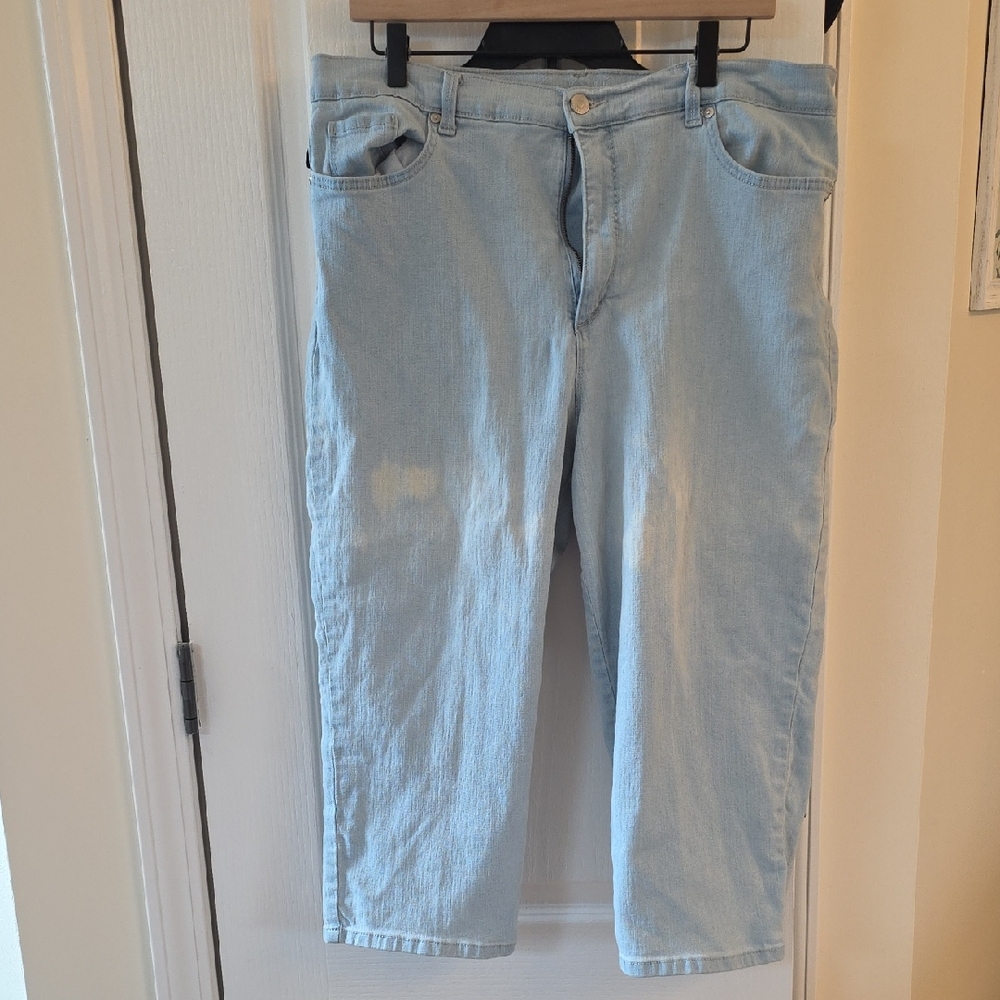 2 For $6 Or 3 For $8! Gloria Vanderbilt Light Blue Relaxed Fit Capri- 18w